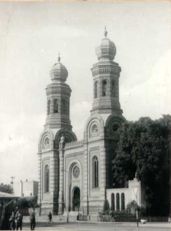 A szombathelyi zsinagóga az 1946-ban felavatott deportálási emlékművel (Forrás: MZSL)
